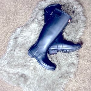 Fairly New HUNTER BOOTS AND BOOT SOCKS😉
